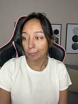 Snapshot of DianaHopson chatting on 02.19.25 DianaHopson online show from 02.19.25