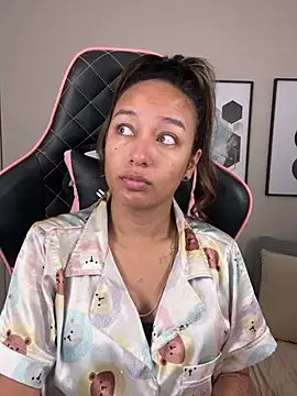 Snapshot of DianaHopson chatting on 02.26.25 DianaHopson online show from 02.26.25