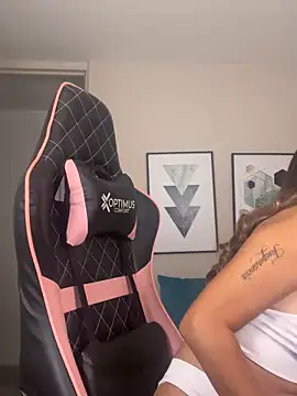 Snapshot of DianaHopson chatting on 09.26.25 DianaHopson online show from 09.26.25