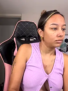 Snapshot of DianaHopson chatting on 10.01.25 DianaHopson online show from 10.01.25