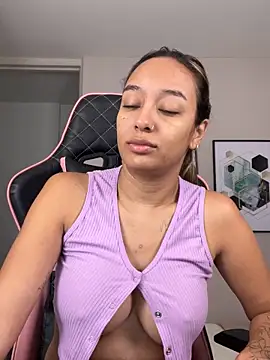 Snapshot of DianaHopson chatting on 10.05.25 DianaHopson online show from 10.05.25