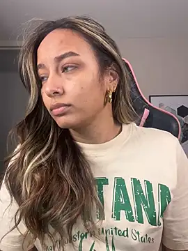 Snapshot of DianaHopson chatting on 10.24.25 DianaHopson online show from 10.24.25