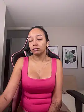 Snapshot of DianaHopson chatting on 11.01.25 DianaHopson online show from 11.01.25