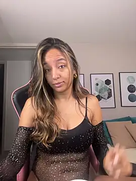 Snapshot of DianaHopson chatting on 11.11.25 DianaHopson online show from 11.11.25