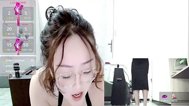 Snapshot of -orange_ chatting on 03.18.25 -orange online show from 03.18.25