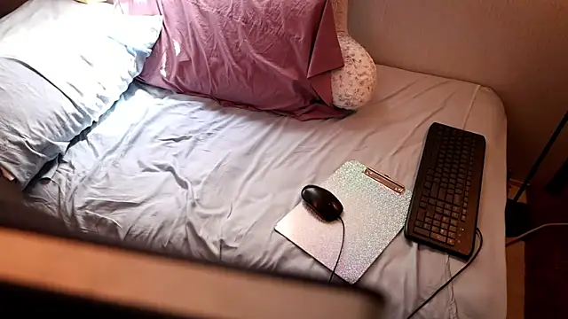 Snapshot of xxpixeyxx chatting on 09.23.25 xxpixeyxx online show from 09.23.25