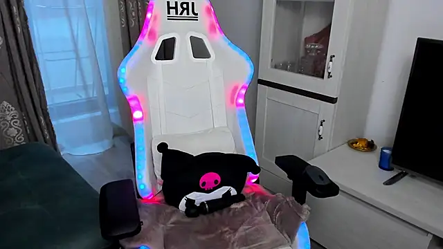 Snapshot of EveEvian chatting on 01.27.25 EveEvian online show from 01.27.25