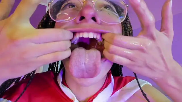 Snapshot of Cloe_Leee chatting on 12.28.24 Cloe Leee online show from 12.28.24