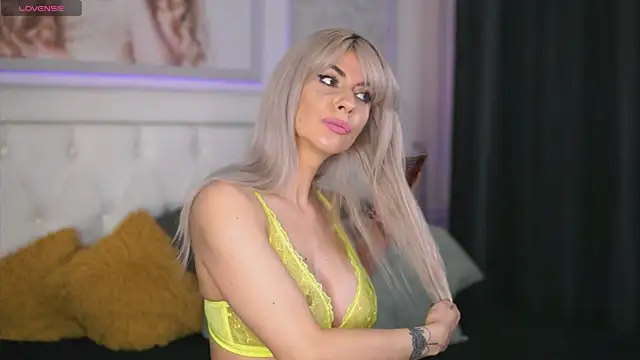 Snapshot of Adelyn_Chase chatting on 12.19.24 Adelyn Chase online show from 12.19.24