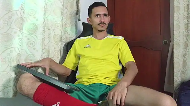 Snapshot of HomeAloneK chatting on 04.07.26 HomeAloneK online show from 04.07.26