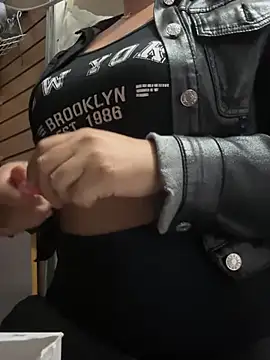 Snapshot of kim_monti chatting on 02.05.25 kim monti online show from 02.05.25