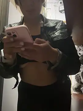 Snapshot of kim_monti chatting on 02.05.25 kim monti online show from 02.05.25