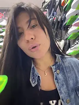 Snapshot of kim_monti chatting on 03.18.25 kim monti online show from 03.18.25