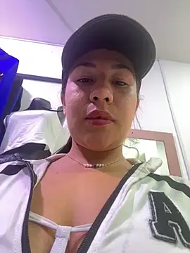 Snapshot of kim_monti chatting on 10.05.25 kim monti online show from 10.05.25