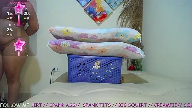 Snapshot of vegalaura__ chatting on 02.13.25 vegalaura online show from 02.13.25