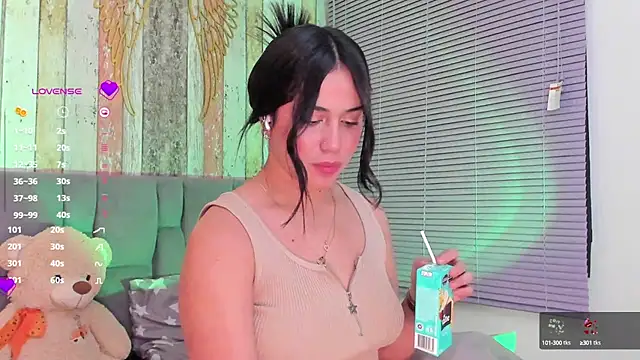 Snapshot of Gigi-bom chatting on 01.28.25 Gigi-bom online show from 01.28.25