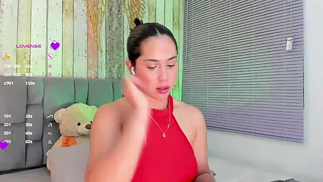 Snapshot of Gigi-bom chatting on 01.29.25 Gigi-bom online show from 01.29.25