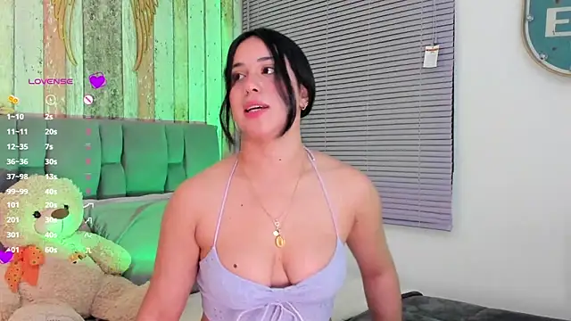 Snapshot of Gigi-bom chatting on 03.21.25 Gigi-bom online show from 03.21.25