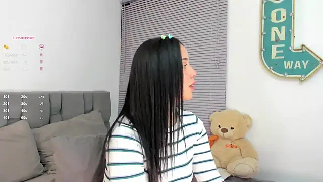 Snapshot of Gigi-bom chatting on 10.06.25 Gigi-bom online show from 10.06.25