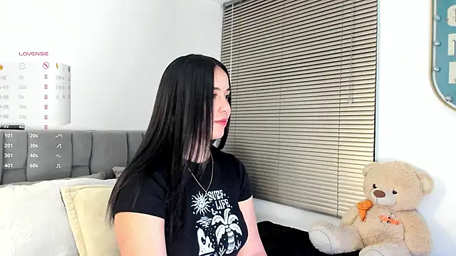 Snapshot of Gigi-bom chatting on 10.21.25 Gigi-bom online show from 10.21.25