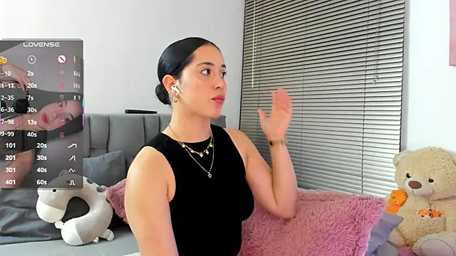 Snapshot of Gigi-bom chatting on 11.15.25 Gigi-bom online show from 11.15.25