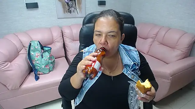 Snapshot of Penelope_Nipples_ chatting on 03.10.25 Penelope Nipples online show from 03.10.25