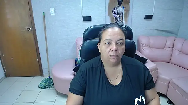 Snapshot of Penelope_Nipples_ chatting on 11.25.25 Penelope Nipples online show from 11.25.25