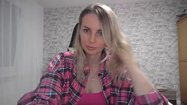 Snapshot of AlissonBia chatting on 09.15.25 AlissonBia online show from 09.15.25