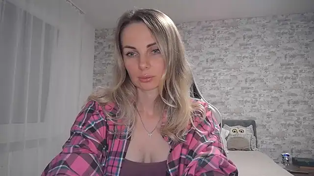 Snapshot of AlissonBia chatting on 10.09.25 AlissonBia online show from 10.09.25