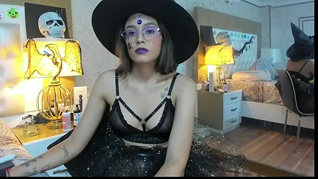 Snapshot of TaraaHot chatting on 10.31.25 TaraaHot online show from 10.31.25