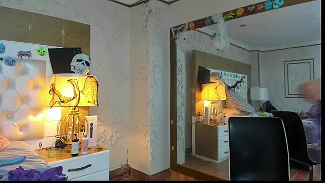 Snapshot of TaraaHot chatting on 10.31.25 TaraaHot online show from 10.31.25