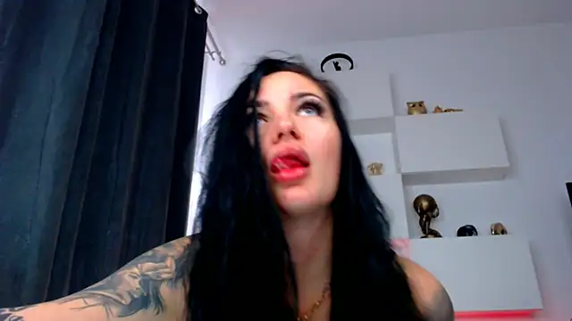 Snapshot of arianatattoos chatting on 10.18.25 arianatattoos online show from 10.18.25