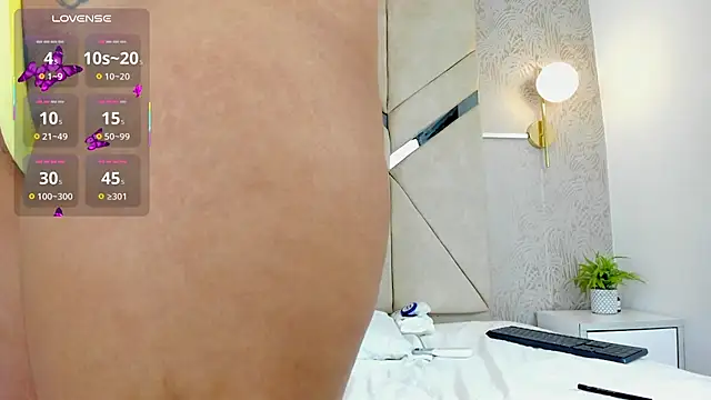 LiaVelez online show from 09.18.25