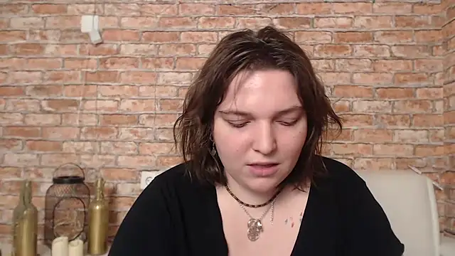 Amelia Kiss  online show from 02.13.25