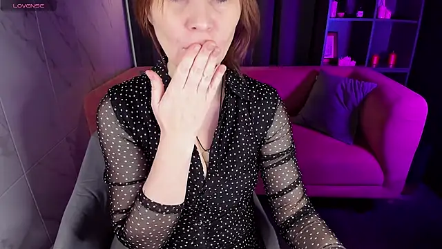 Snapshot of ZoeEast chatting on 01.18.25 ZoeEast online show from 01.18.25