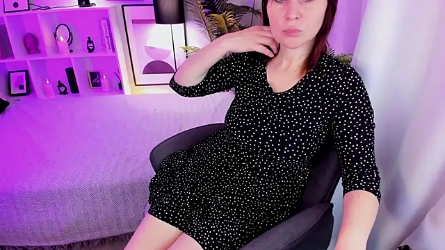 Snapshot of ZoeEast chatting on 11.05.25 ZoeEast online show from 11.05.25