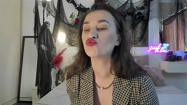 Snapshot of JoyCasidy chatting on 10.17.25 JoyCasidy online show from 10.17.25