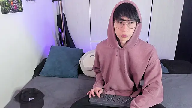 Snapshot of Aventure_Twinks chatting on 12.16.24 Aventure Twinks online show from 12.16.24