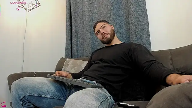 Snapshot of SebastianVilla_ chatting on 09.26.25 SebastianVilla online show from 09.26.25