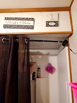 Snapshot of sweetkitty111 chatting on 10.28.25 sweetkitty111 online show from 10.28.25