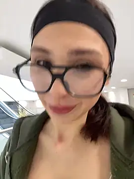 QuitieLia online show from 01.08.25