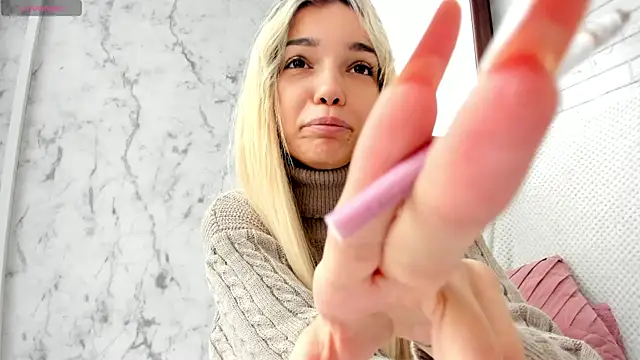 Snapshot of Sassy_Teen chatting on 02.15.25 Sassy Teen online show from 02.15.25