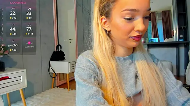 Snapshot of Sassy_Teen chatting on 10.20.25 Sassy Teen online show from 10.20.25