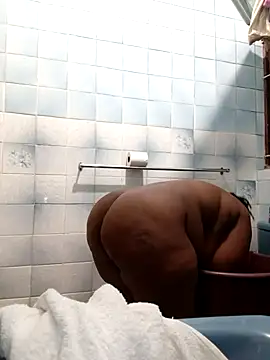 Snapshot of Real1SweetQueen chatting on 02.14.25 Real1SweetQueen online show from 02.14.25