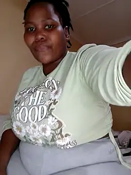 Snapshot of Real1SweetQueen chatting on 02.15.25 Real1SweetQueen online show from 02.15.25