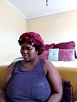 Snapshot of Real1SweetQueen chatting on 03.19.25 Real1SweetQueen online show from 03.19.25