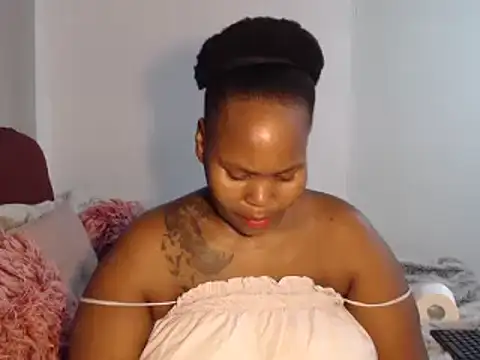 Snapshot of Real1SweetQueen chatting on 10.07.25 Real1SweetQueen online show from 10.07.25