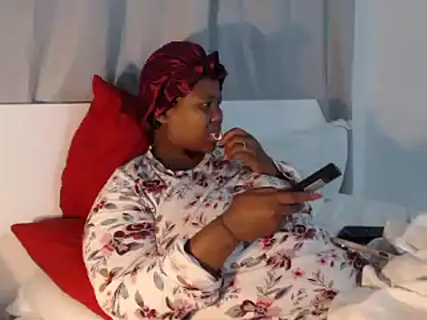 Snapshot of Real1SweetQueen chatting on 10.20.25 Real1SweetQueen online show from 10.20.25