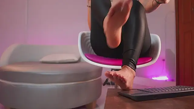 mia colin1  online show from 10.14.25