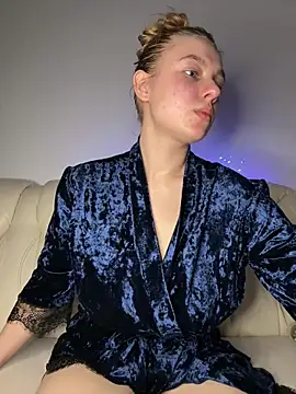 Snapshot of freiiaflower chatting on 10.17.25 freiiaflower online show from 10.17.25